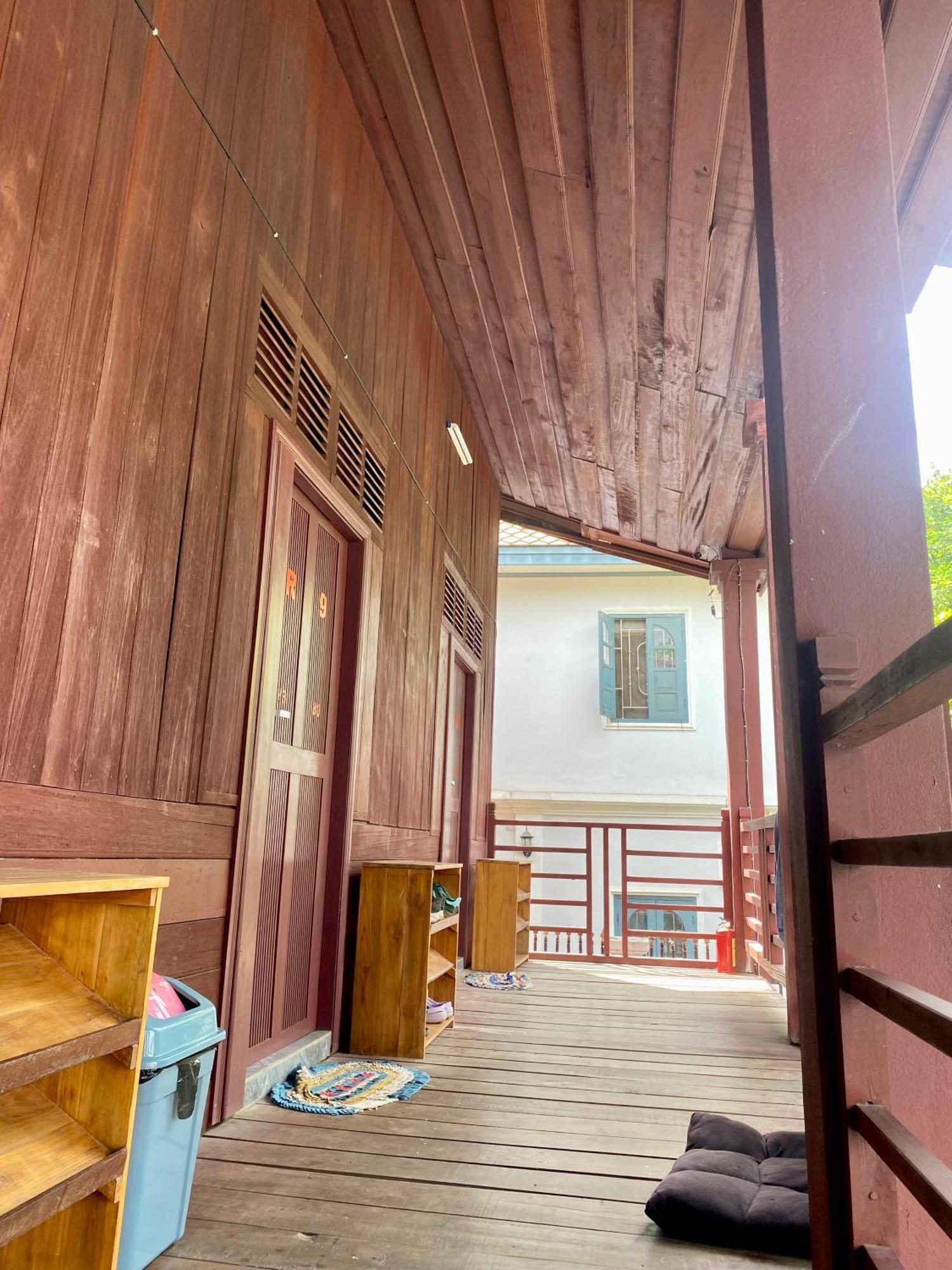 Sunrise Riverside Pool Hostel Luang Prabang Exterior photo